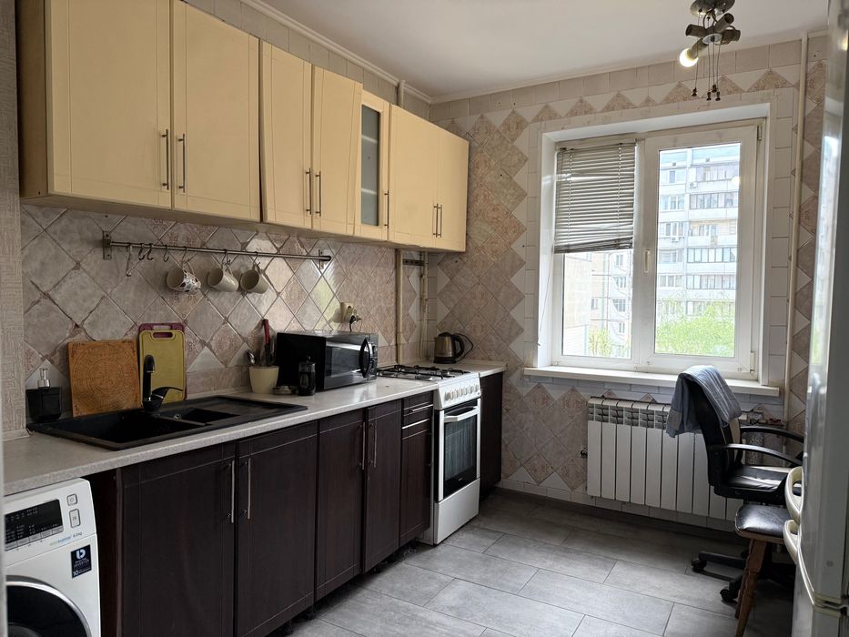 Продаю 3-х кімнатну квартиру 72 кв.м., гарний стан, метро  Академмістечко. Терміново!