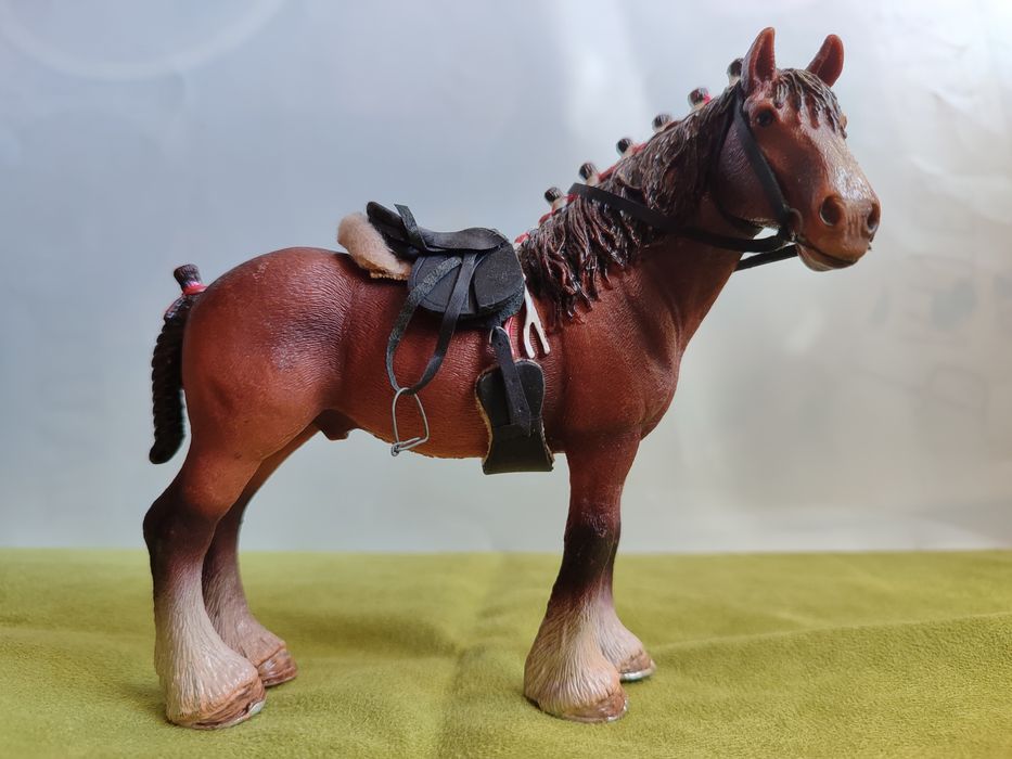Жеребець клейдесдаль кінь Schleich 13808 с амуницией