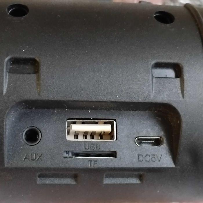 Колонка музикальна грає FM радіо, флешку MINI CHARGE3+