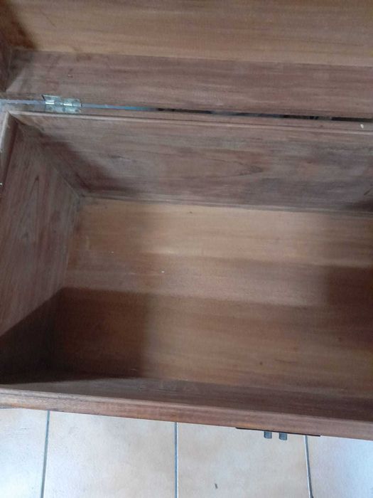 Arca de madeira trabalhada(relevo) principio dos anos 80 como nova