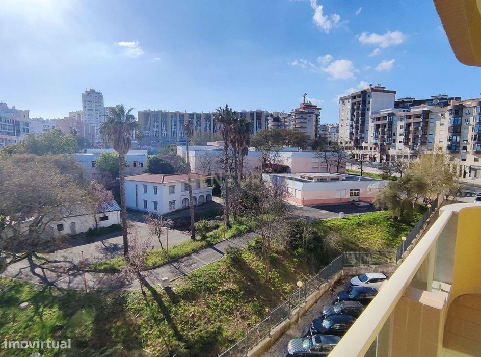 Amplo apartamento de 3 quartos com varandas panorâmicas em Almada, em