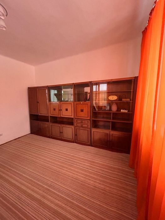 Меблева стінка з вітриною