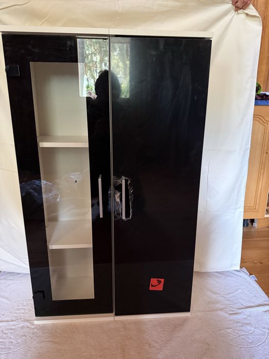Продам 2 підвісних шафи27