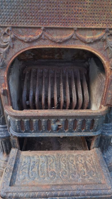 Lareira / salamandra antiga em ferro 70.5 altura 53 largura