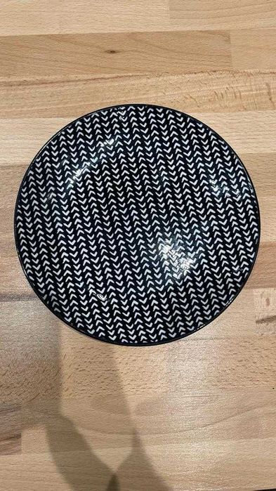 Sprzedam Talerze deserowe, bardzo ładne, nowe, średnica 19cm.