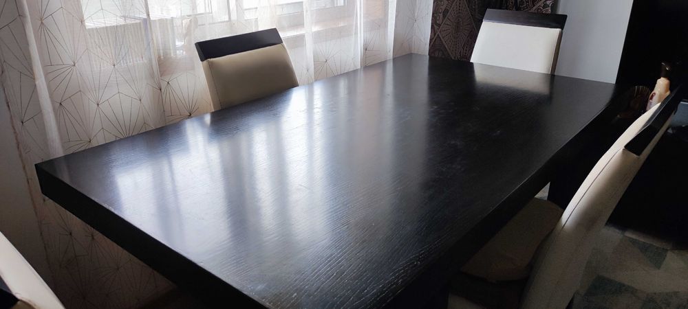 Mesa em carvalho escuro (wengé) com 4 cadeiras almofadadas