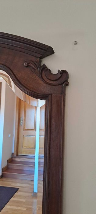 Quarto clássico em carvalho maciço, com tampo em mármore branco na cómoda e mesas de cabeceira