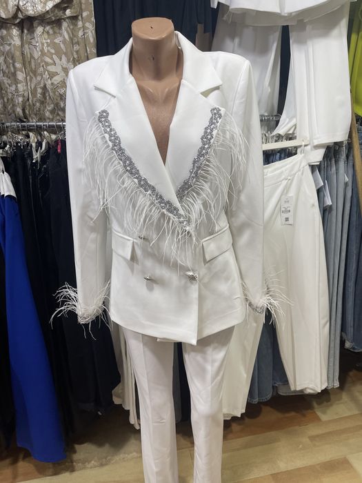 Белый нарядный костюм с брюками! На корпоратив!Новый! Перья