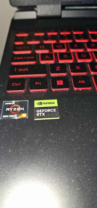 Sprzedaję laptopa, używam go od miesiąca.