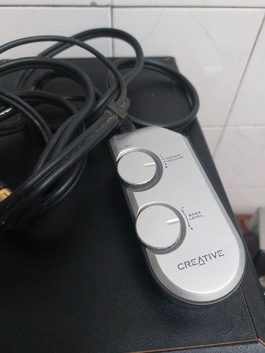 Colunas Amplificadas Creative I-Trigue L3500 , da Creative 

Sistema 2.1

Cada Satelite é composto por 2 tweeters + um medio Lateral

Este é o sistema
