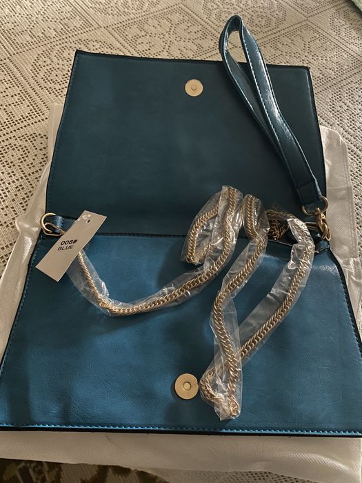 Mala pochette azul com alça e bolso