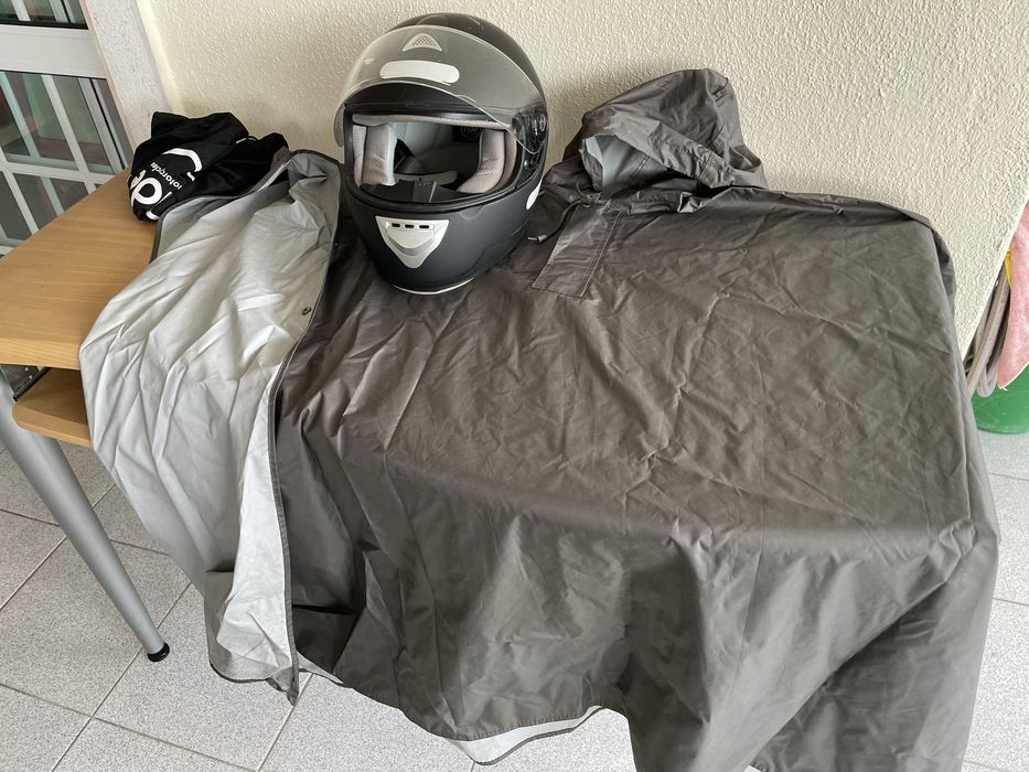 capacete moto e capa impremeavel