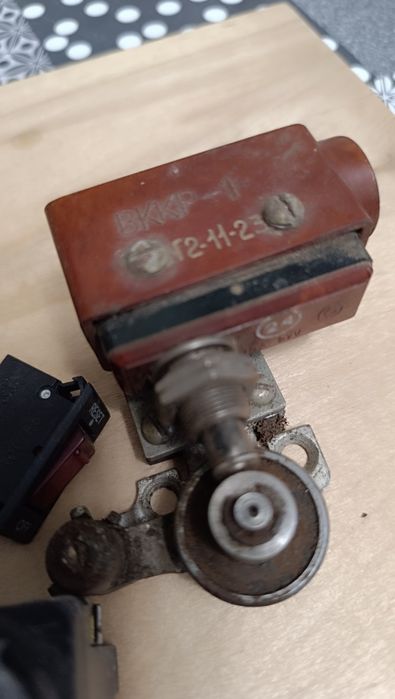 Тумблери, кнопки, перемикачі, включатель