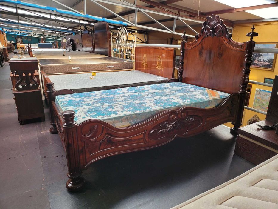 Cama antiga Com estrado e colchão - Muito bom estado geral