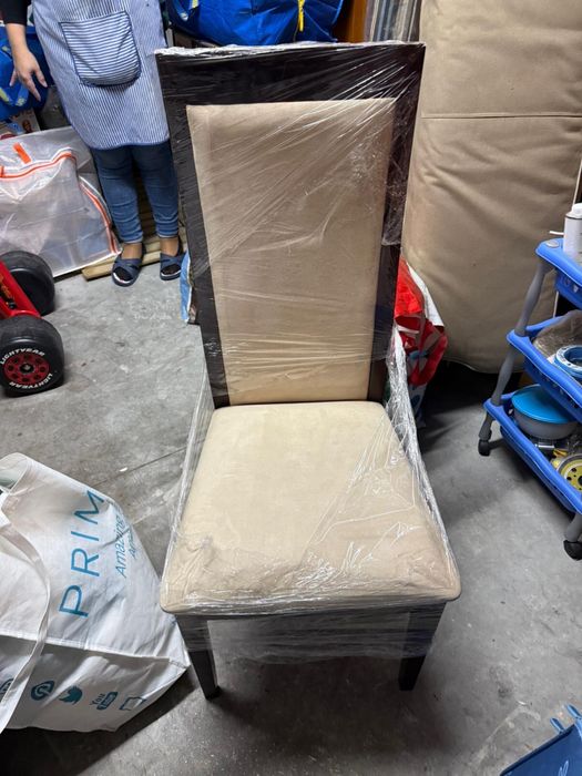 Cadeira de sala em camurça