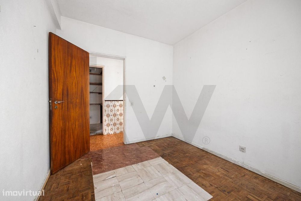 T2 Em Miratejo | Corroios | 1.º Andar | Potencial Para Remodelação Tot