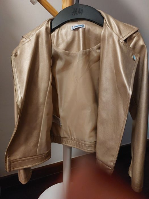 Casaco estilo "Biker" da marca Mayoral, em tom dourado