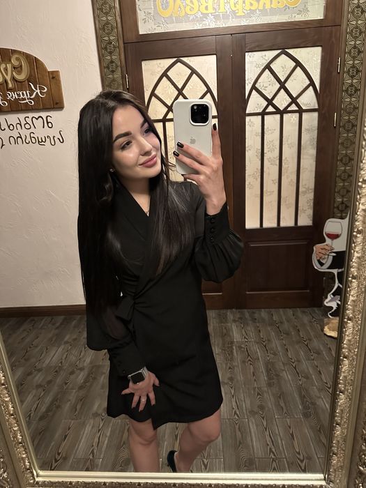 Гарненька Чорна сукня