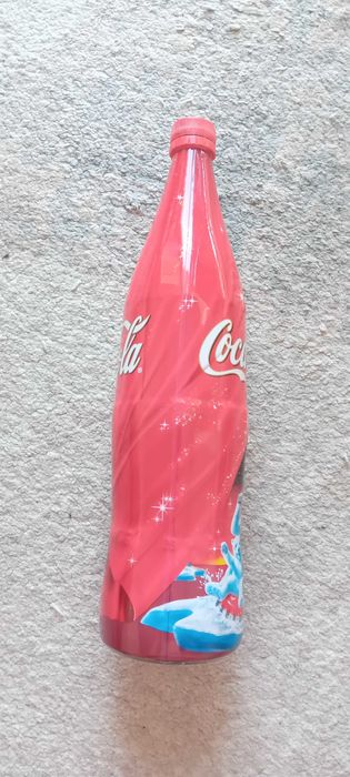 Sprzedam pustą butelkę po Coca-Coli.