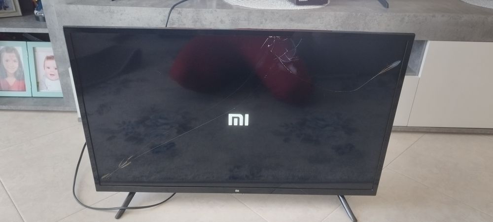 TV Android Xiaomi 32" LED 4k Ecrã partido