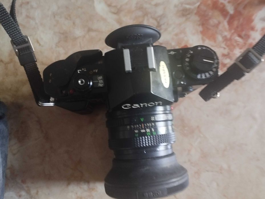 Maquina fotográfica Canon A-1 com uma lente de 100 Metros