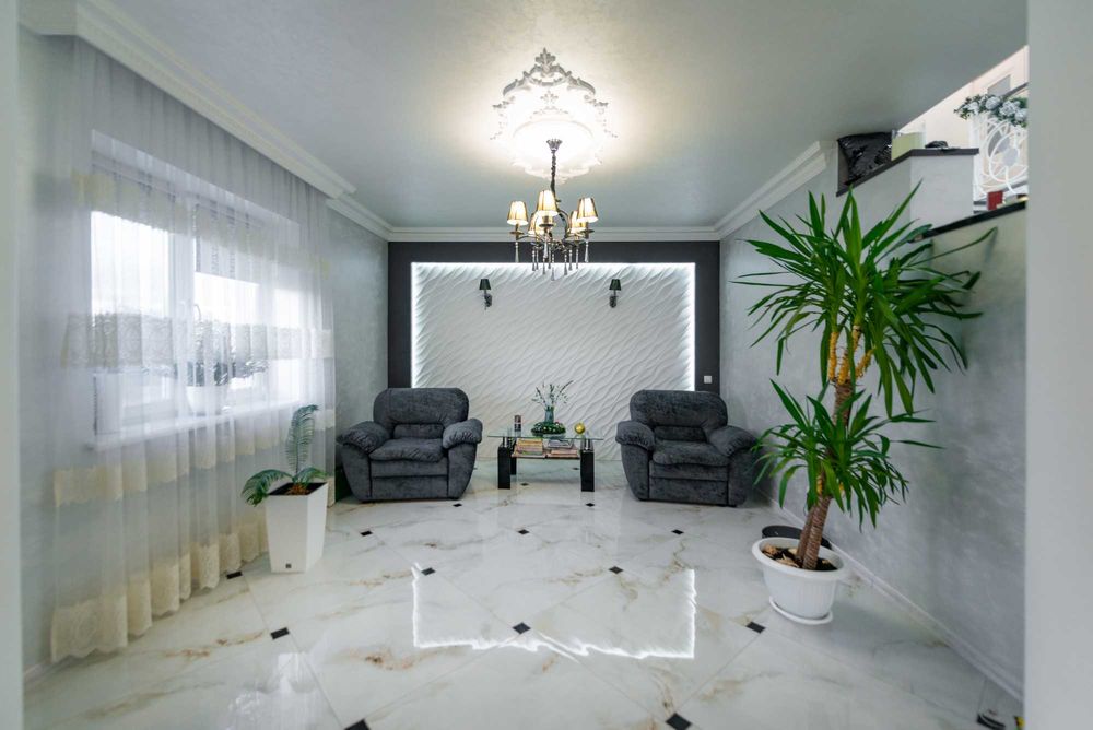 Особняк 280,0 м кв. сучасний ремонт, меблі, техніка, 0,18га.