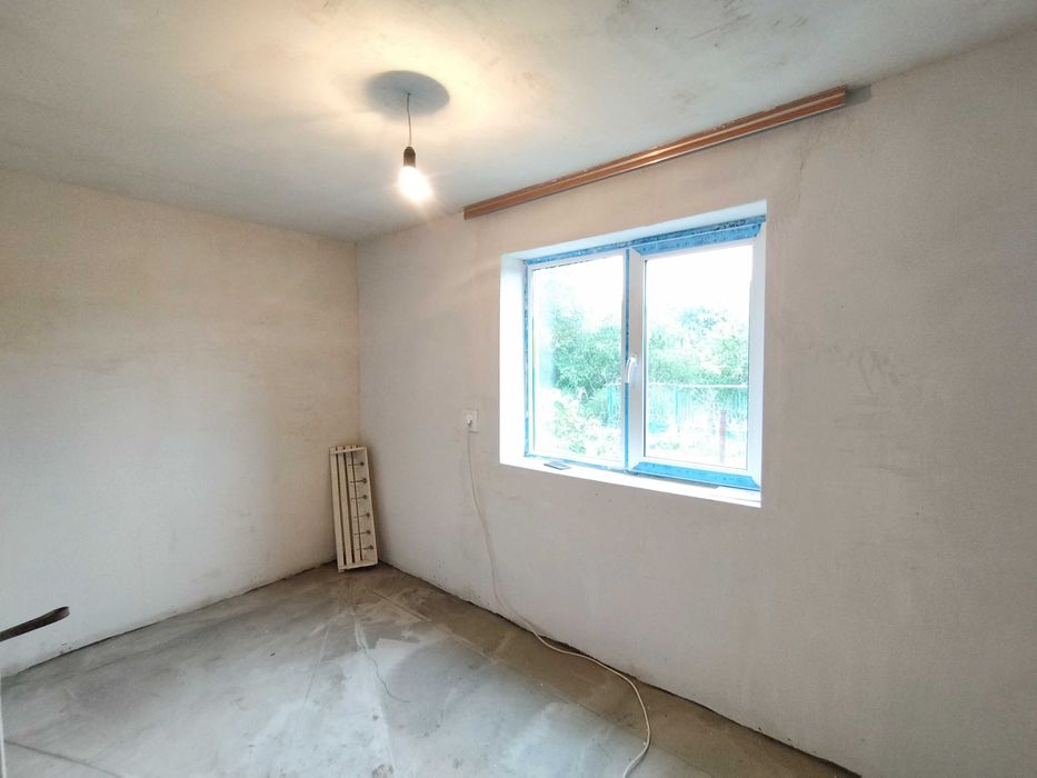 Продаж будинку біля магазину Сім'я