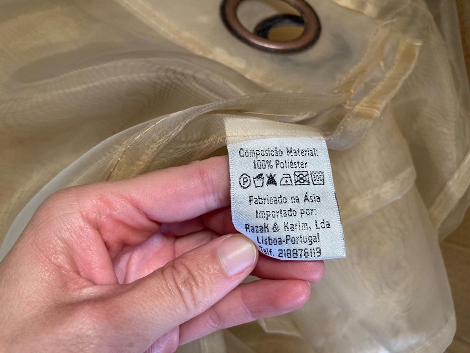 Cortinas com transparência em tons cremes