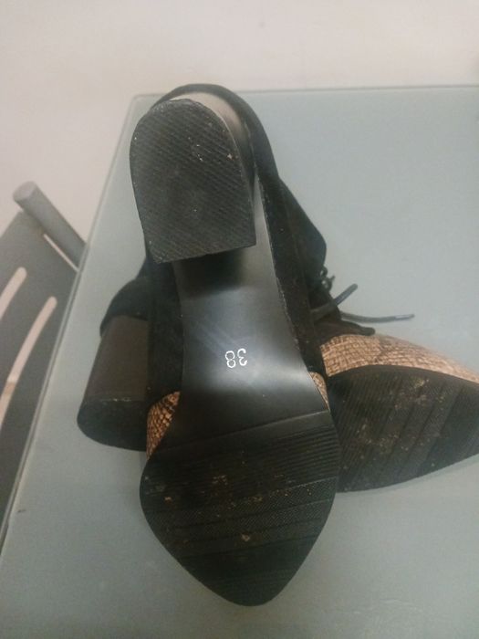 Botas novas camurça preta e pele de cobra