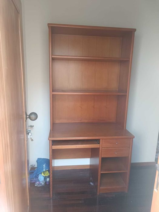 Secretária com estante