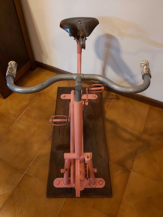 Relíquia Bicicleta estática com muitos anos...