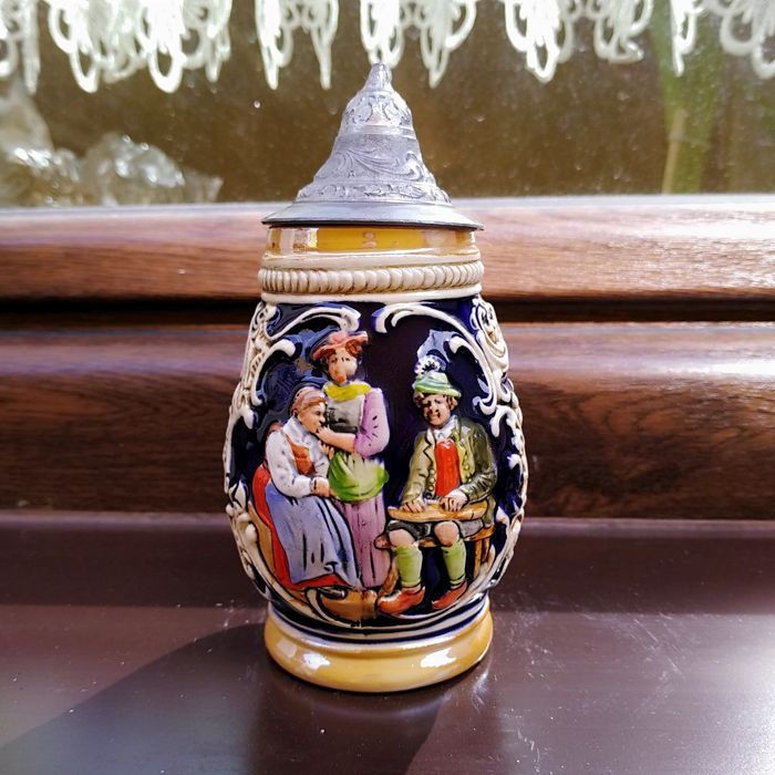 Kufel dekoracyjny z metalową czapą