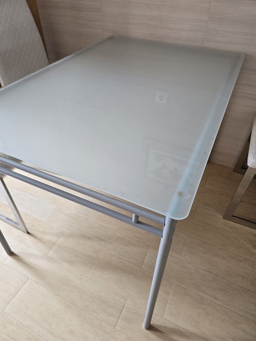 Mesa metálica com tampo de vidro
