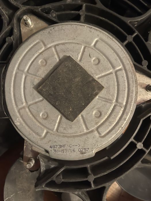 Крильчатка мотор вентилятора охолодження лев і прав Nissan Leaf 11-17