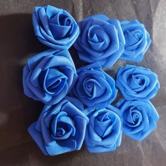 Róże z pianki w kolorze chabrowym