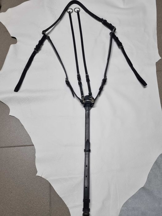 Napierśnik z wytokiem. Czrny rozmiar cob . Nowy