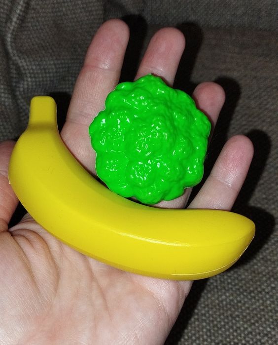 Овочі та фрукти в корзині