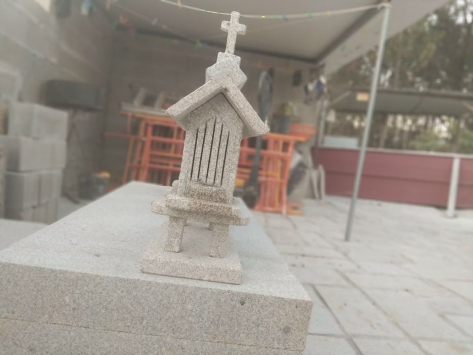 Espigueiros pequenos em granito