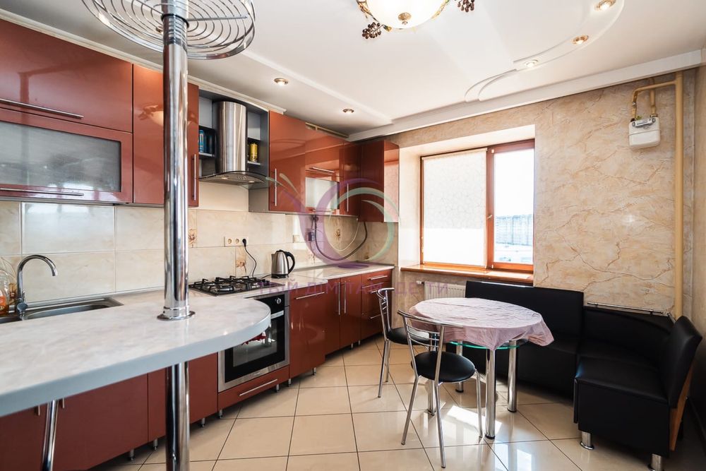 Здається кімната для дівчини. Каскад