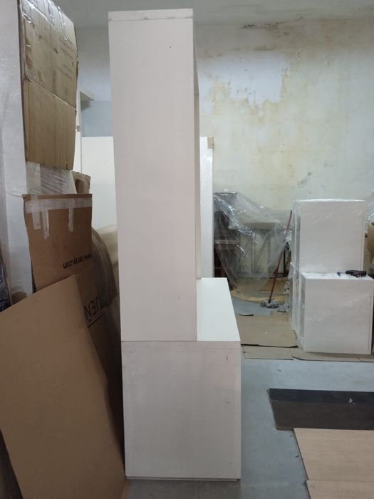 Armario expositor de cabides e catalogos