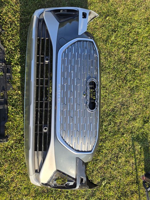 Бампер Audi q4 Etron є різні деталі запитуйте