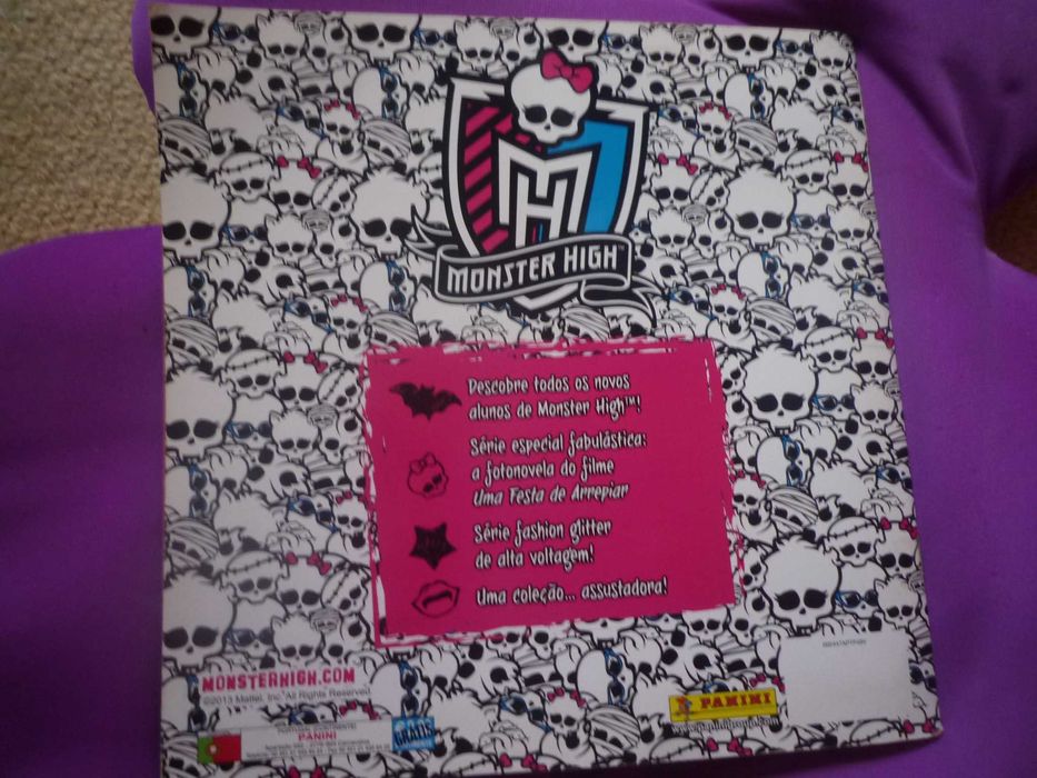 Caderneta Monster High da Panini Skull lite quase completa