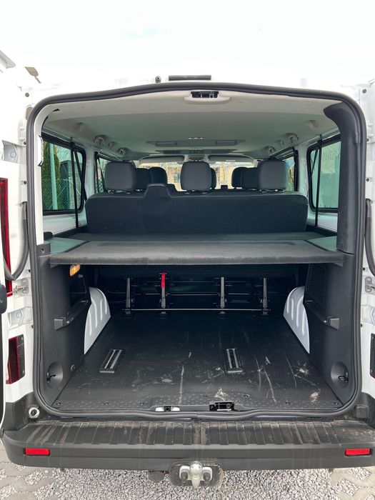 Wynajem busa osobowego Renault Trafic 9os. Hak