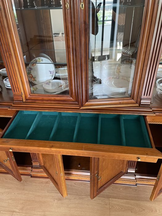 Vitrine / Cristaleira Clássica em Madeira de Cerejeira – Excelente Estado