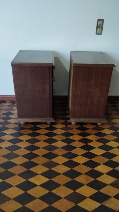 Conjunto de Guarda-Roupa, Cómoda e Mesinhas de Cabeceira em Madeira
