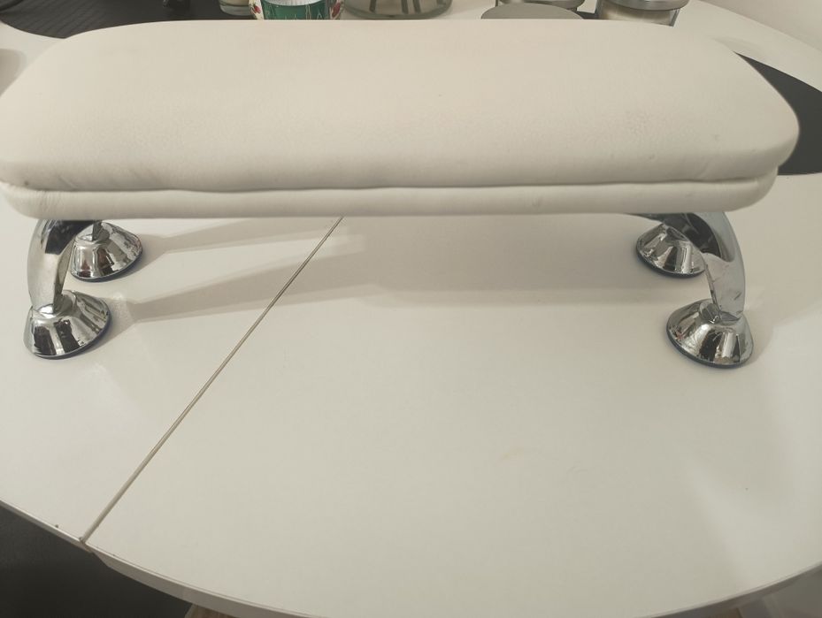 Podnóżek do manicure pedicure