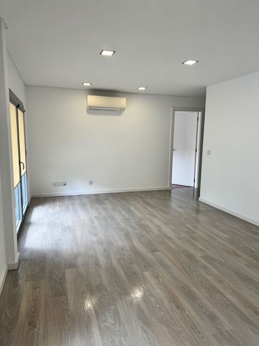 T1 com Terraço de 40 m² e 2 Estacionamentos – Avenida Gomes Pereira