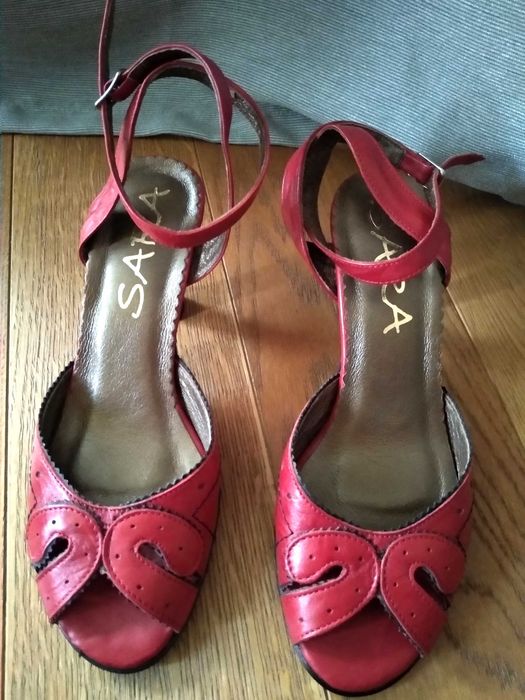 Czerwone skórzane buty sandały na obcasie marki Sara