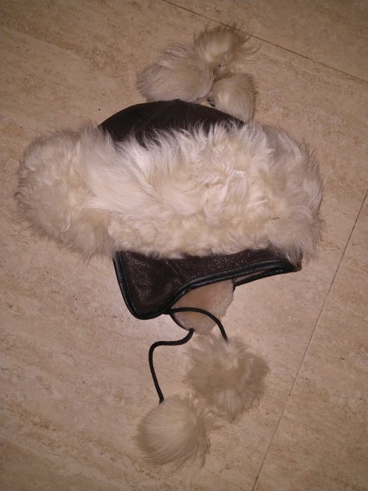 Kożuszkowa czapka z pomponami, r. 56
