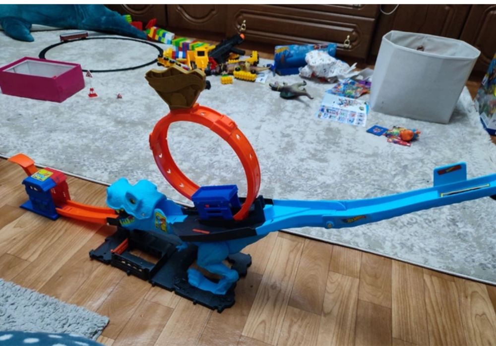 Трек Hot Wheels Полювання Ті-Рекса